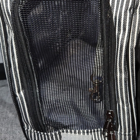 Striped Black and White pet carrier - Picture 8 of 9